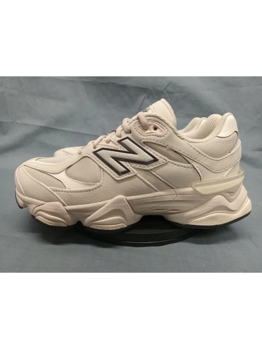 New Balance 9060 (GS) Sneakers G90607GY Grey Beige Boys Size 5 NEW IN BOX!